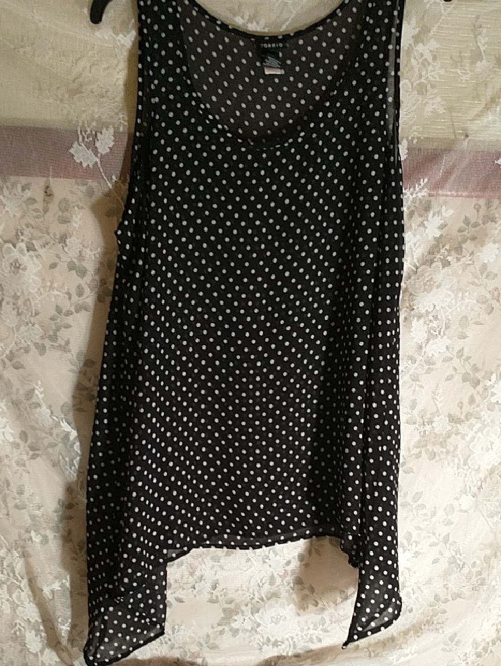 torrid Black and White Polka Dot Sleeveless sheer pull on Tank sz 0 or 12